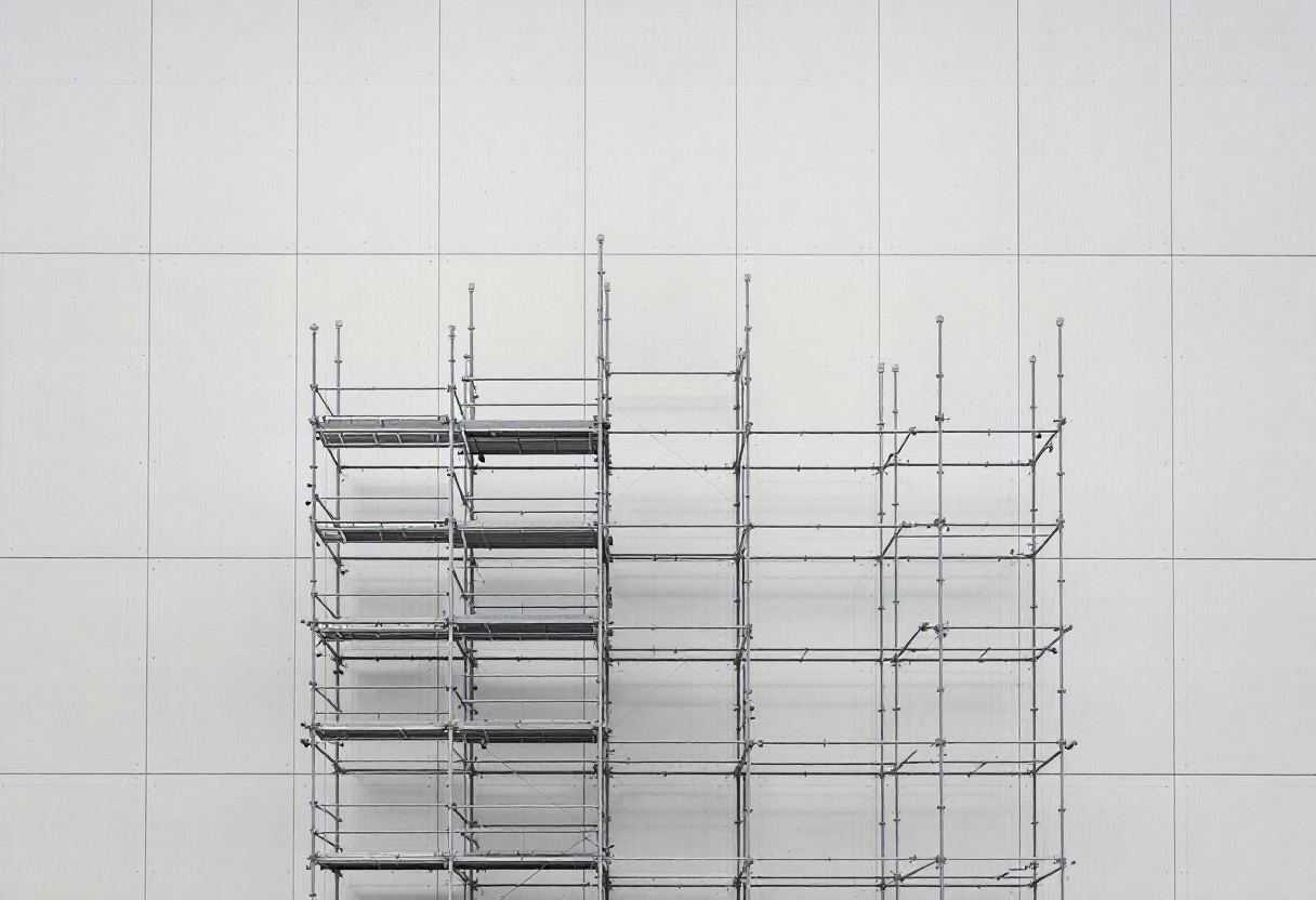 Estructura de andamiaje contra fachada ciega. Geometría de encofrado.